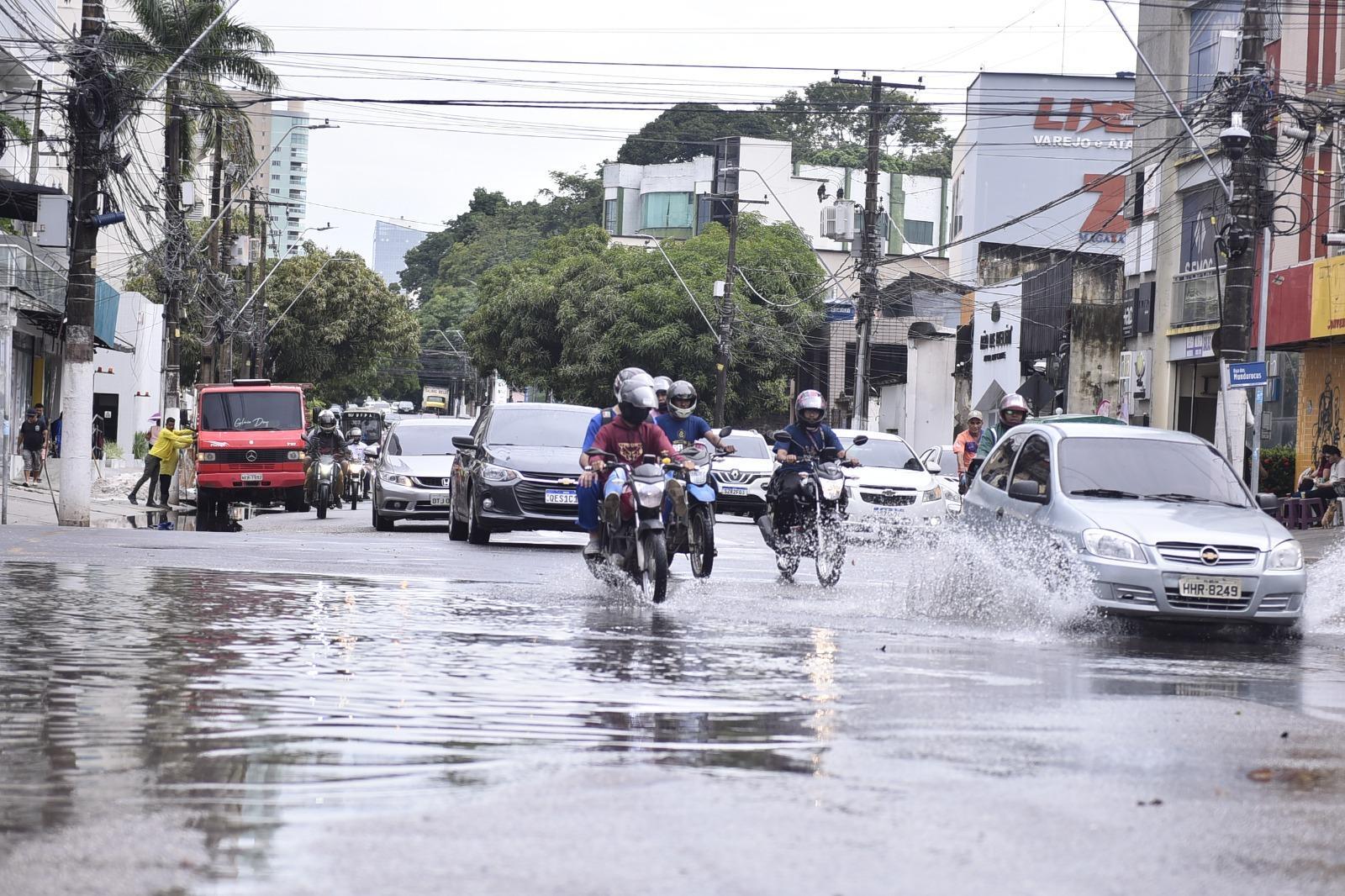 Imagem mostra ponto de alagamento no cruzamento da avenida Alcindo Cacela com a rua dos Mundurucus, no bairro da Cremação